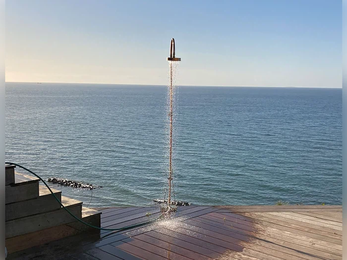 Udendørsbruser på fod