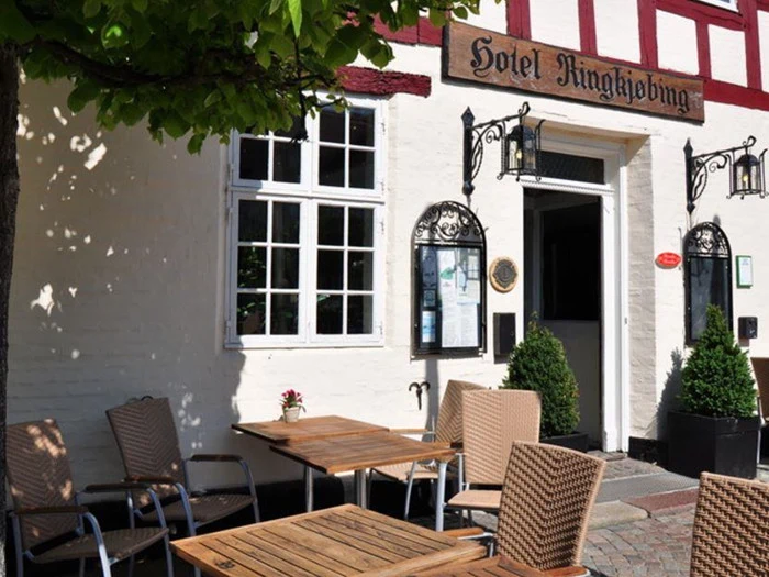 Nytårsaften med forkælelse inkl. vin ad libitum på Hotel Ringkøbing