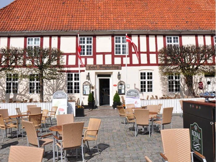 Nytårsaften med forkælelse inkl. vin ad libitum på Hotel Ringkøbing