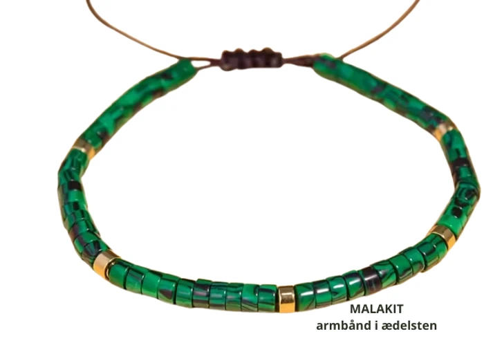 Et perlearmbånd med grønne og guldfarvede cylindriske perler, mærket MALAKIT armbånd i ædelsten på en hvid baggrund.