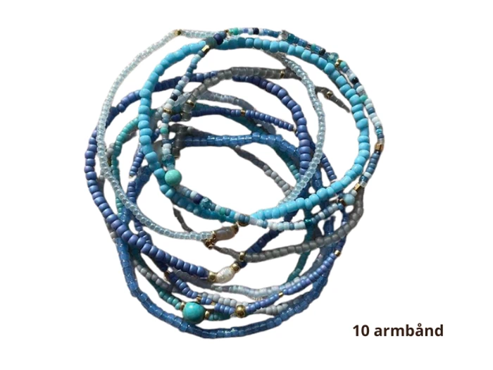 Et sæt med ti blå og turkise perlearmbånd er arrangeret i en bunke. Teksten 10 armbånd står i nederste højre hjørne.