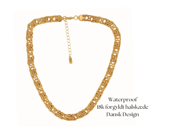 En guldkæde med justerbar lås, beskrevet som vandtæt, 18 karat guldbelagt og dansk design.