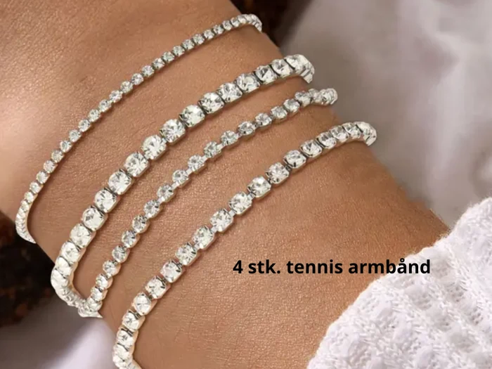 Fire funklende tennisarmbånd med klare sten er viklet om et håndled. Teksten 4 stk. tennis armbånd vises på billedet.