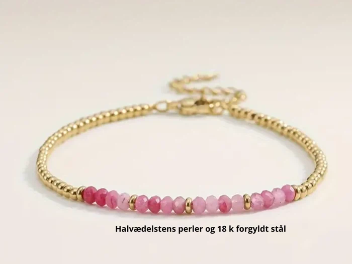 Guldarmbånd med små rosa og guldfarvede perler og justerbar lås. Teksten nedenunder lyder: Halvædelstens perler og 18 k forgyldt stål.