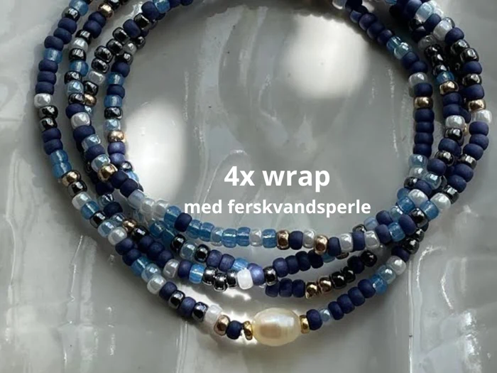Perlearmbånd viklet fire gange med blå, sorte, sølv- og guldperler og en enkelt ferskvandsperle; teksten lyder "4x wrap med ferskvandsperle.".