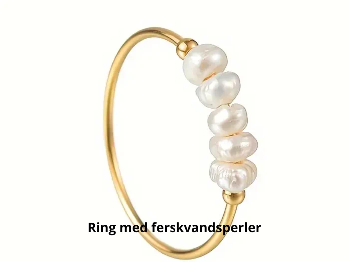 En guldring med fire uregelmæssigt formede ferskvandsperler på en hvid baggrund. Tekst: Ring med ferskvandsperler.