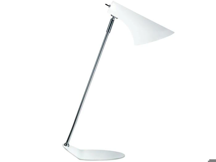 En moderne hvid skrivebordslampe med en slank metalstamme og en vinklet, kegleformet skærm, der står på en flad, hvid base.