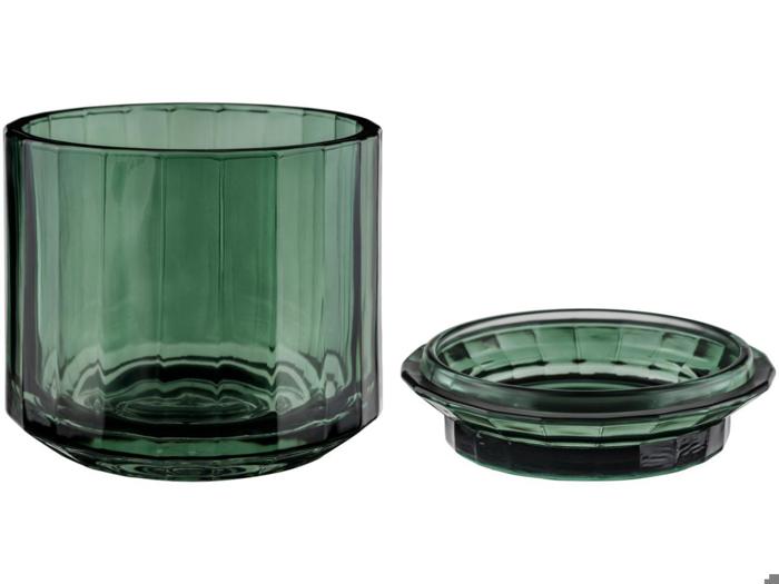 En grøn glasbeholder med et matchende låg placeret ved siden af på en hvid baggrund.