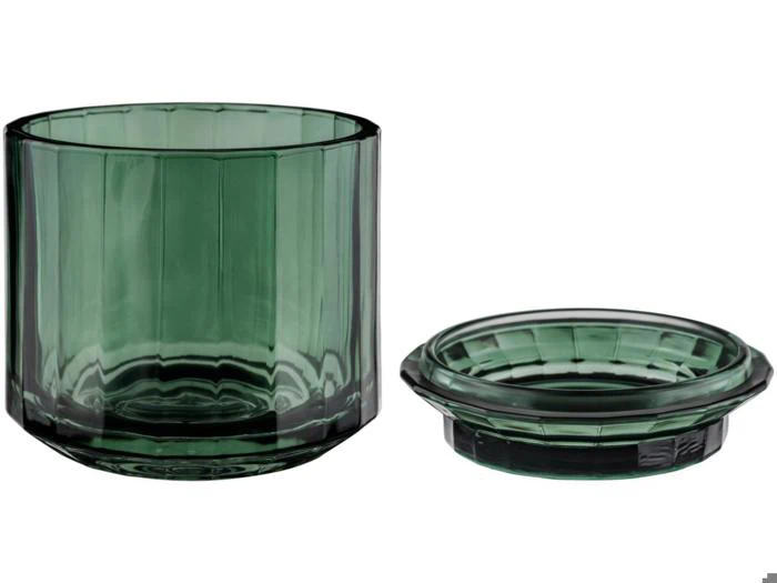 En grøn glasbeholder med et matchende låg placeret ved siden af på en hvid baggrund.