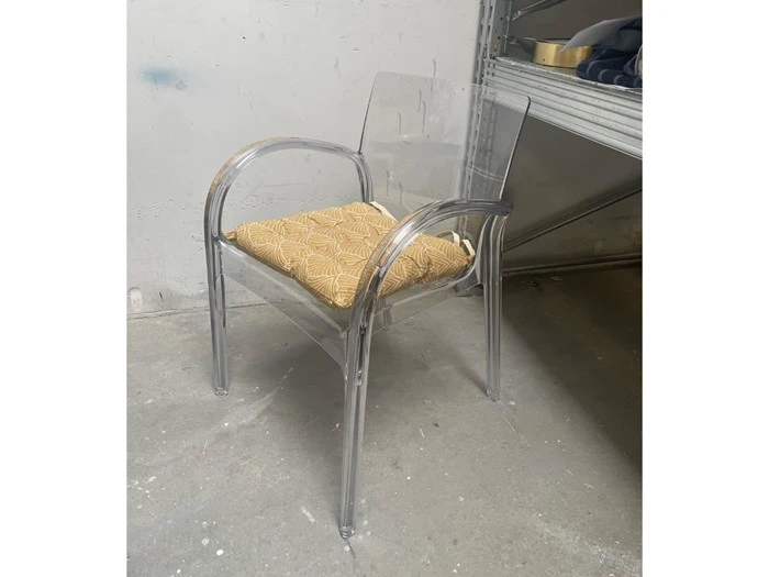 2 stk. Dejavú stole med armlæn i plast fra Bahne