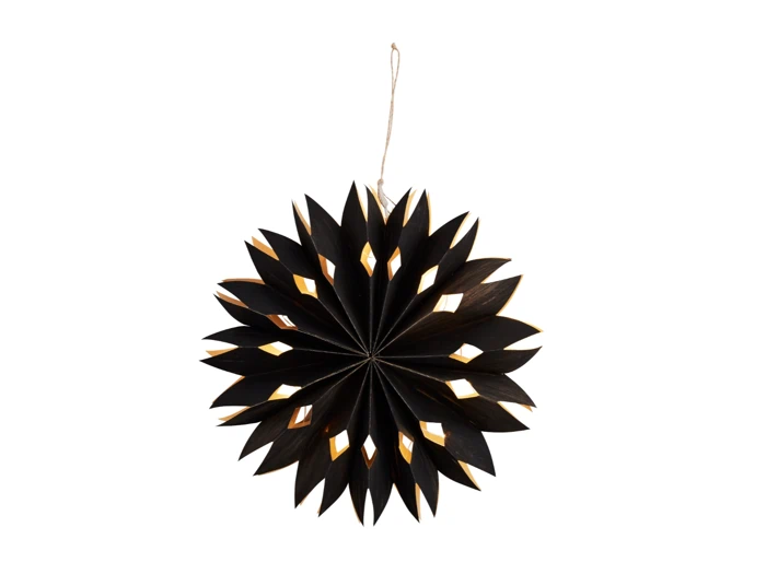 En sort papirstjerneformet hængende dekoration med udskårne mønstre og en snor i toppen, isoleret på en hvid baggrund.