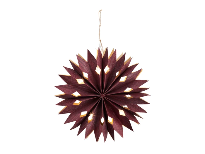En bordeauxfarvet papirstjerne med spidse kanter, diamantformede udskæringer og en snor til ophængning, vist på en hvid baggrund.