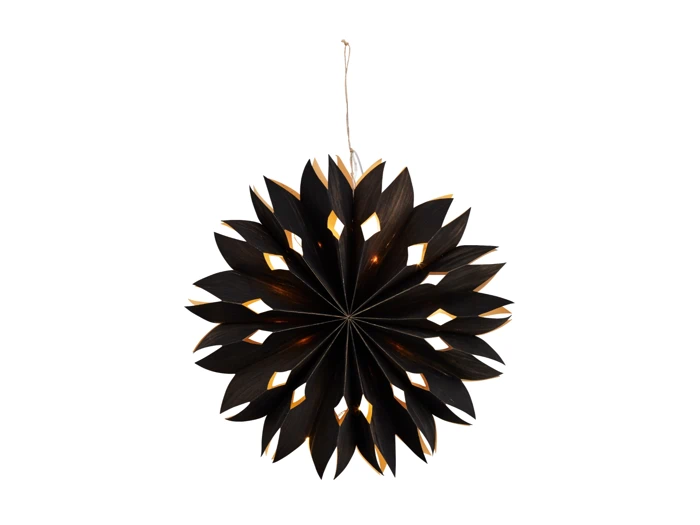 En sort, stjerneformet papirlanterne med spidse kronblade og diamantformede udskæringer, der hænger i en snor og lyser med varmt lys indeni.