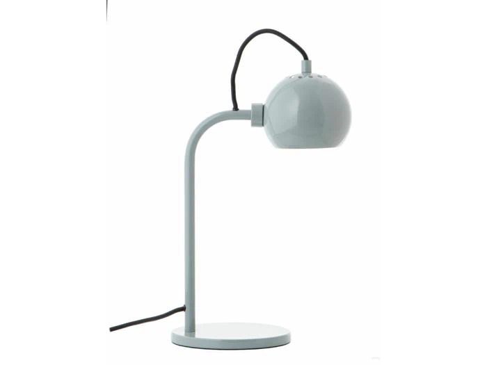 En moderne, minimalistisk skrivebordslampe med rund base, buet fod og kugleformet lampeskærm i lysegrå med sort netledning.