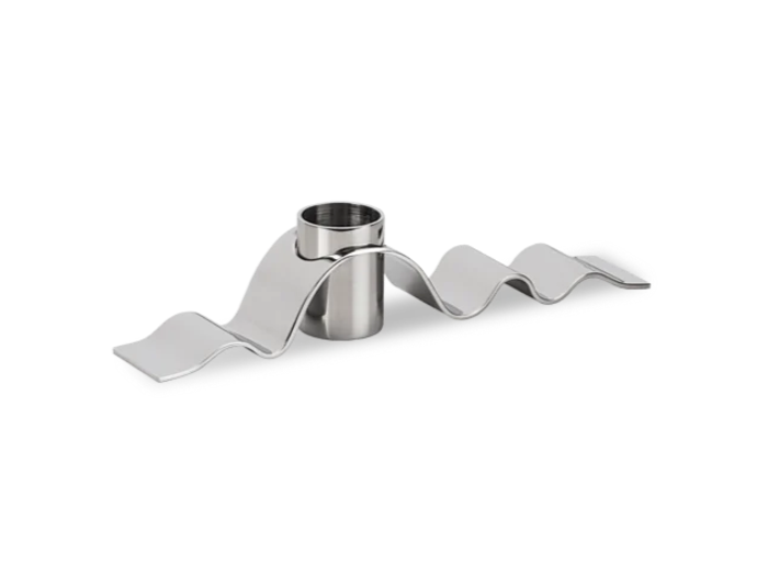 En skinnende, sølvfarvet, bølget metalgenstand med en cylindrisk holder i midten, der ligner et moderne dekorativt stykke eller en lysestage, på en hvid baggrund.