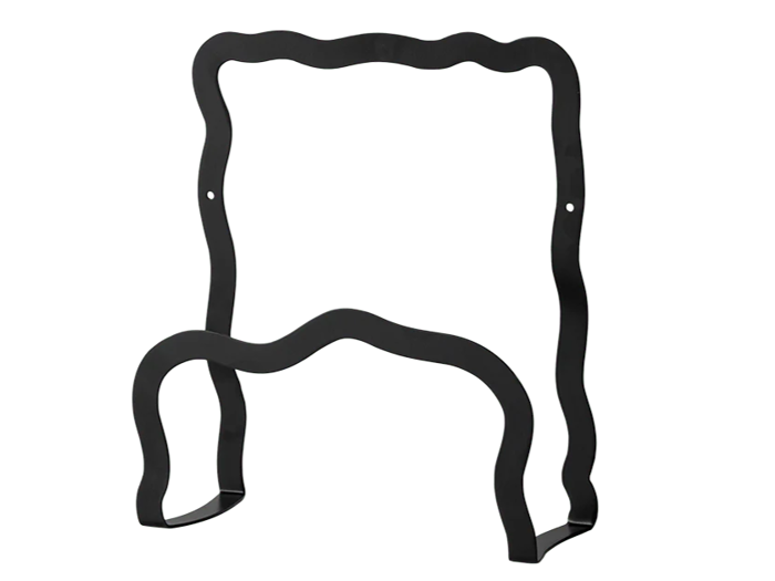 Et sort, bølgekantet metalobjekt, der ligner et abstrakt eller minimalistisk stoleramme med kurvede linjer og uden sæde eller ryglæn.