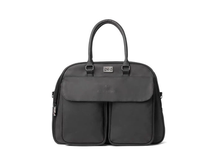 En sort læderhåndtaske med to forlommer, et tophåndtag og en logoplade i metal ved håndtaget.