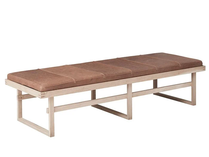 En minimalistisk bænk med en lys træramme og et brunt polstret sæde med enkle, moderne linjer.