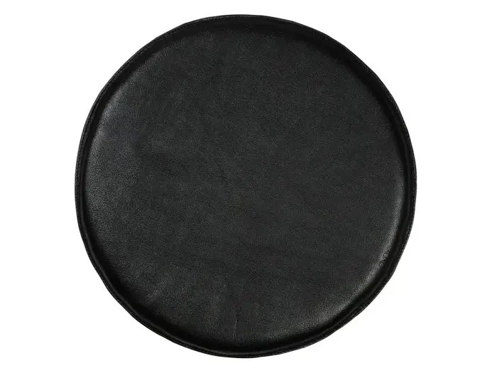 En rund, sort læderpude med en glat overflade, vist mod en hvid baggrund.