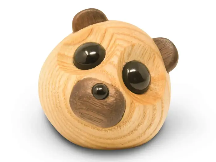 Et lille, rundt bjørnehoved af træ med store sorte øjne, små brune ører og en mørkebrun snude på en hvid baggrund.