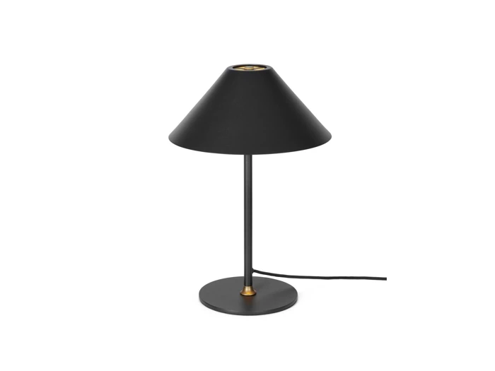 En moderne sort bordlampe med kegleformet skærm, spinkelt skaft, rund fod og synlig netledning.
