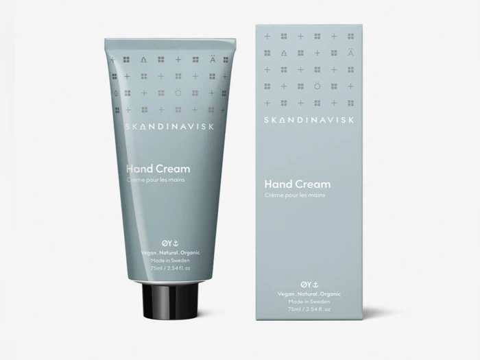 En blå tube Skandinavisk Håndcreme og den tilhørende æske, begge mærket Håndcreme og Vegansk. Naturlig. Økologisk. Fremstillet i Sverige. 75 ml / 2,54 fl. oz.